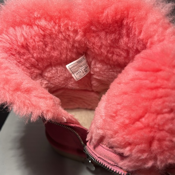 UGG Big Kids Bailey Zip Short Boots Pink Rose Size 4. - Picture 4 of 12